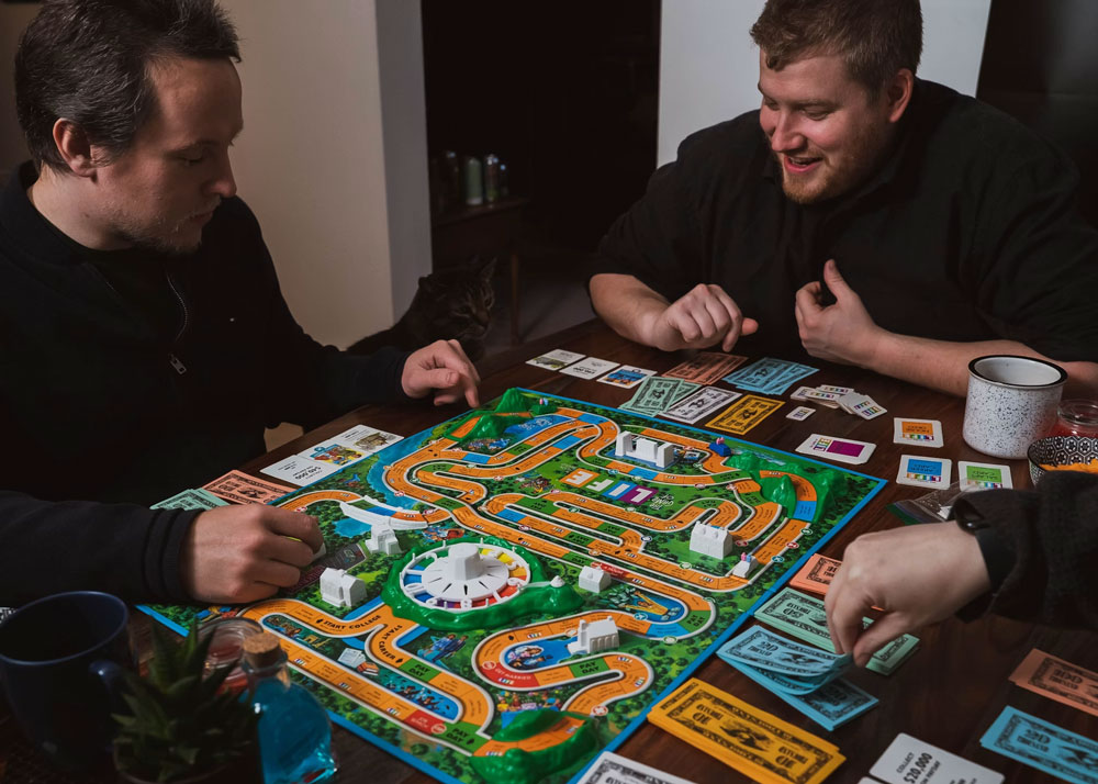 Team speelt een strategisch bordspel